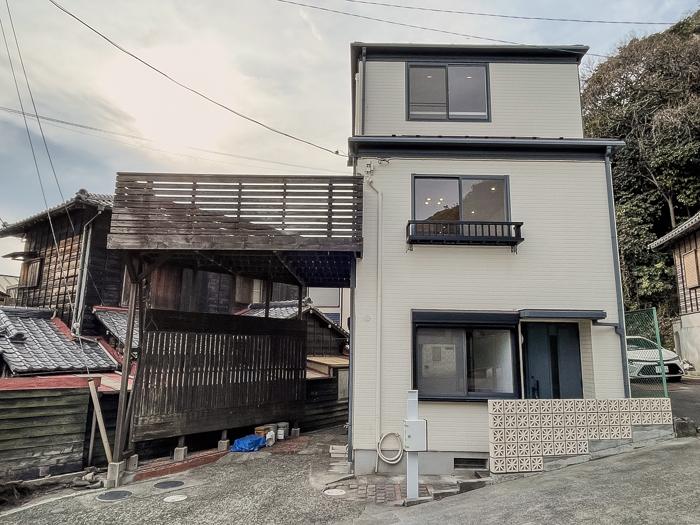 葉山町堀内の売買物件/木造３階建。バルコニーが敷地に合わせて出ています