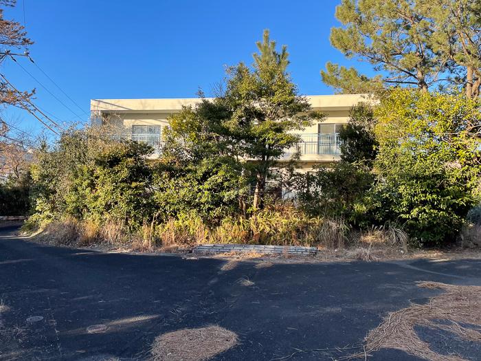 鎌倉市津西の売買物件/社員寮｜敷地内スロープの一番広い部分。ここで住民たちの井戸端会議が日常だったのではないでしょうか