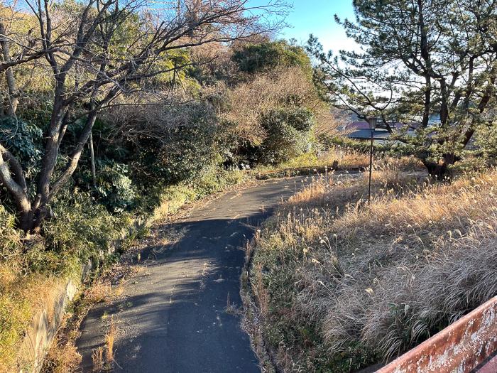 鎌倉市津西の売買物件/敷地への進入路はループ状になっています