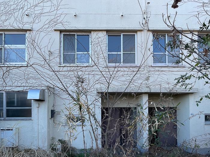 鎌倉市津西の売買物件/社員寮｜校舎のような佇まい