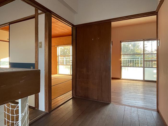 鎌倉市津西の売買物件/社員寮｜階段から２階の部屋を見る