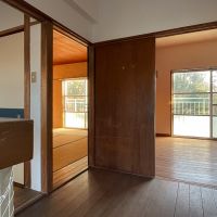 鎌倉市津西の売買物件/社員寮｜階段から２階の部屋を見る