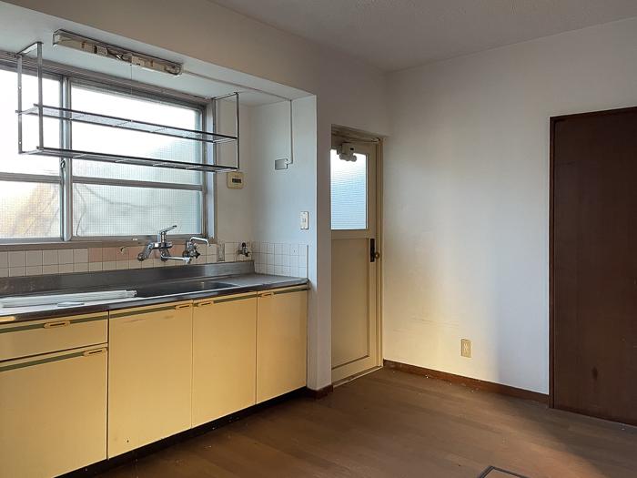 鎌倉市津西の売買物件/社員寮｜キッチンと右の扉が味わいあります