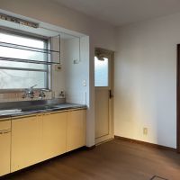 鎌倉市津西の売買物件/社員寮｜キッチンと右の扉が味わいあります