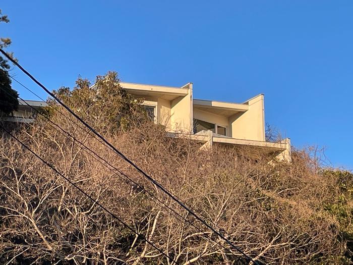 鎌倉市津西の売買物件/南の戸建｜敷地南に立つ戸建は土地の段差をいかしています