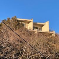 鎌倉市津西の売買物件/南の戸建｜敷地南に立つ戸建は土地の段差をいかしています