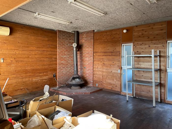 鎌倉市津西の売買物件/南の戸建｜リビングに味な薪ストーブ