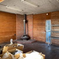 鎌倉市津西の売買物件/南の戸建｜リビングに味な薪ストーブ