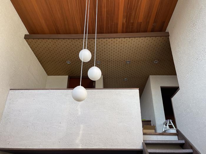 鎌倉市津西の売買物件/南の戸建｜リビングから玄関を見上げる