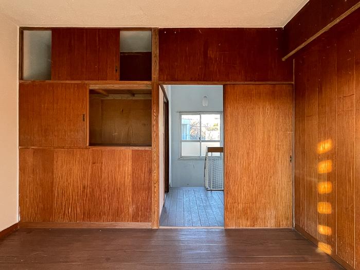 鎌倉市津西の売買物件/社員寮|ラワン材など内装に木が多用されています。焼けた感じがとてもよい