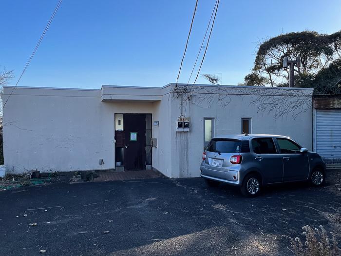 鎌倉市津西の売買物件/南の戸建｜外観。2階玄関で南に階段状の建物です