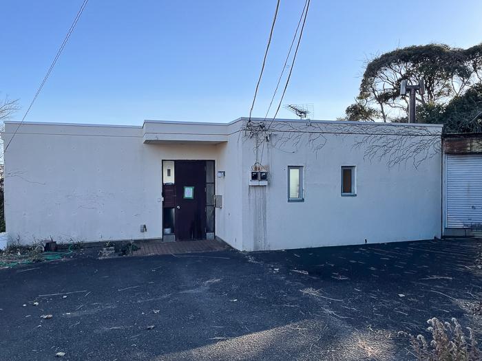 鎌倉市津西の売買物件/南の戸建｜外観。2階玄関で南に階段状の建物です