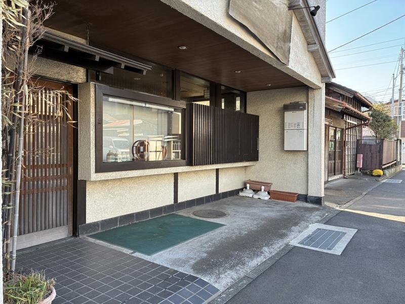 鎌倉市大町二丁目の賃貸物件/歩道からさらに後退しているため、軽自動車や自転車も駐輪可能