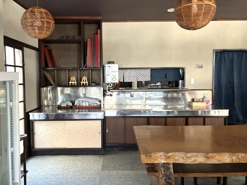 鎌倉市大町二丁目の賃貸物件/店内の様子。小窓の奥が厨房で、写真左に勝手口