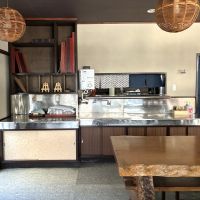 鎌倉市大町二丁目の賃貸物件/店内の様子。小窓の奥が厨房で、写真左に勝手口