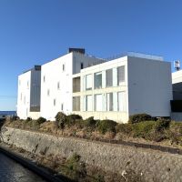 鎌倉市七里ガ浜一丁目の賃貸物件/建物外観。川の方から見るとこんな感じ。素敵です