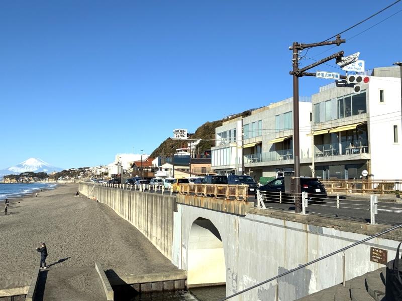 鎌倉市七里ガ浜一丁目の賃貸物件/建物外観。目の前が134号線です（募集区画は134号線には面していません）