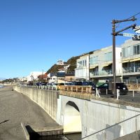 鎌倉市七里ガ浜一丁目の賃貸物件/建物外観。目の前が134号線です（募集区画は134号線には面していません）