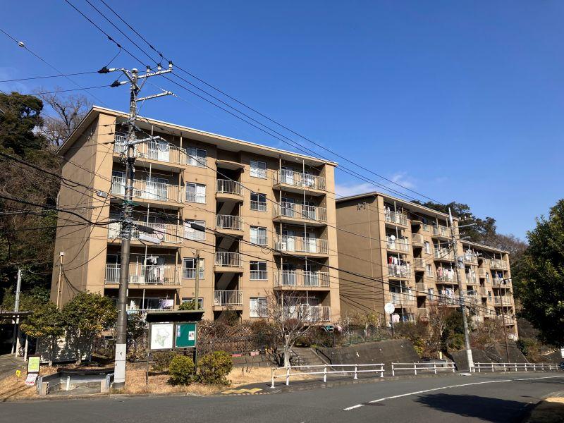 鎌倉市梶原五丁目の賃貸物件/外観｜築54年の貫禄ある5階建ての団地です。