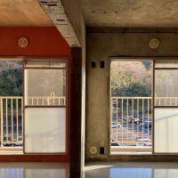 鎌倉市梶原五丁目の賃貸物件/リビング｜同じ作りでも、仕上げが違うと部屋の表情が変わって見えます。