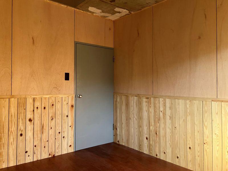 鎌倉市梶原五丁目の賃貸物件/洋室｜腰までは杉板貼り、壁、床は合板仕上げです。