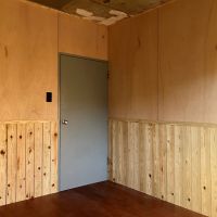 鎌倉市梶原五丁目の賃貸物件/洋室｜腰までは杉板貼り、壁、床は合板仕上げです。