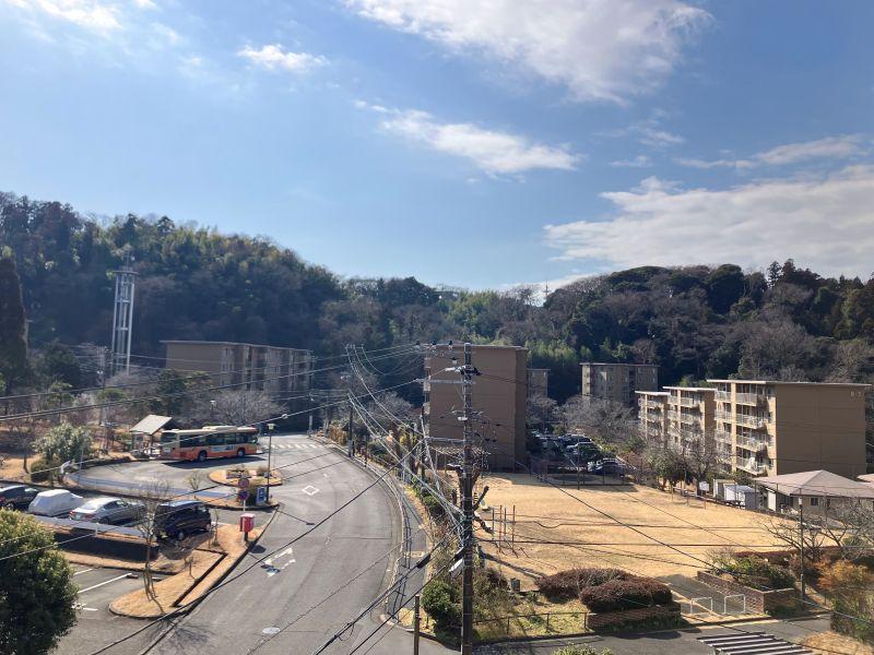 鎌倉市梶原五丁目の賃貸物件/眺望｜左手にバスロータリー、右手に公園。