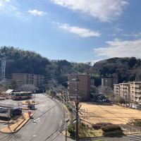 鎌倉市梶原五丁目の賃貸物件/眺望｜左手にバスロータリー、右手に公園。