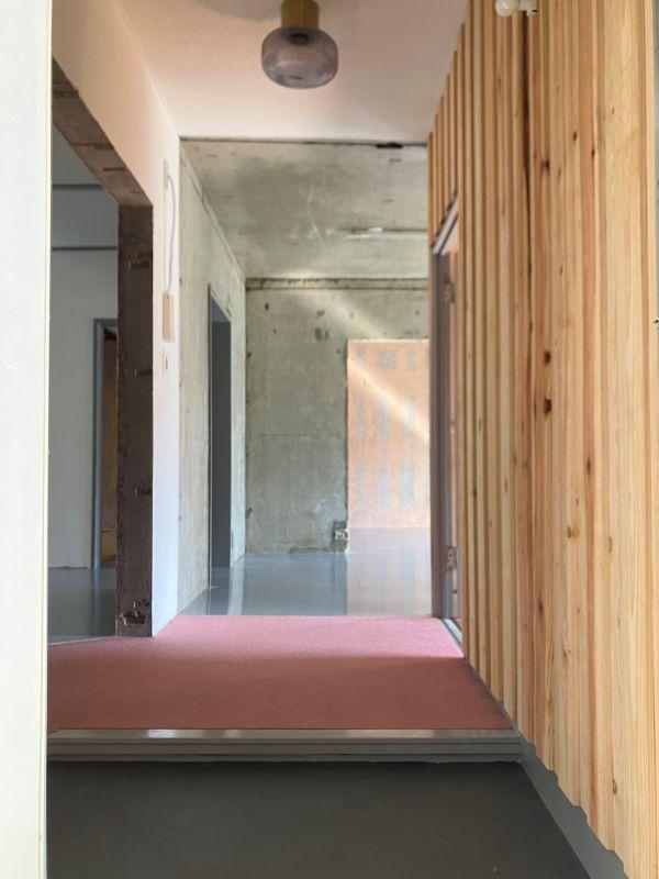 鎌倉市梶原五丁目の賃貸物件/玄関｜玄関を上がったところはタイルカーペット。