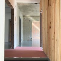 鎌倉市梶原五丁目の賃貸物件/玄関｜玄関を上がったところはタイルカーペット。