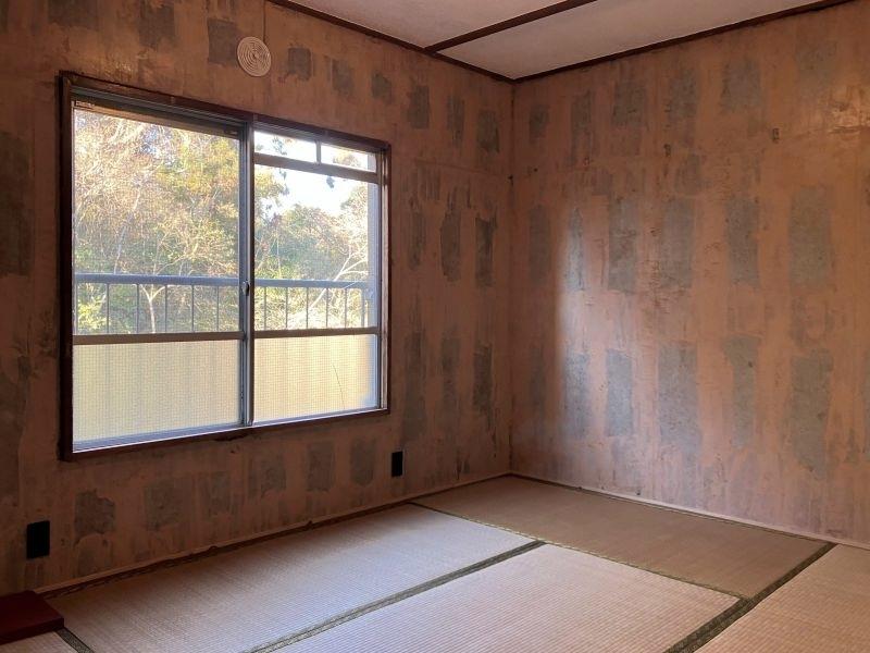 鎌倉市梶原五丁目の賃貸物件/和室｜畳とコンクリート打ち放しの相性の良さが感じられる部屋。