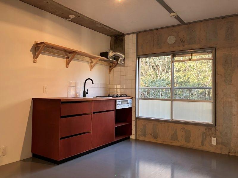 鎌倉市梶原五丁目の賃貸物件/キッチン｜木製のキッチンもお手製。ベンガラ塗料で塗られており、渋い赤茶色が印象的です。