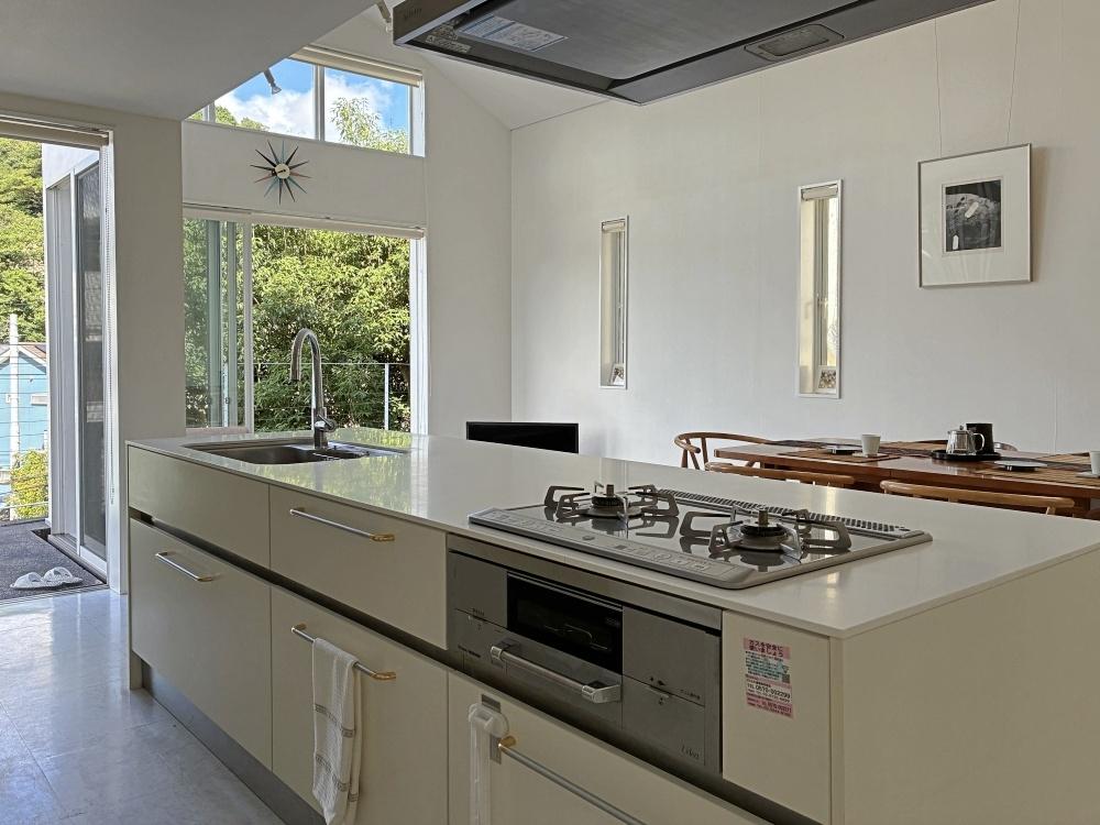 逗子市桜山五丁目の売買物件/キッチンもゆったりと。背面収納もあります