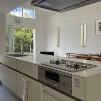 逗子市桜山五丁目の売買物件/キッチンもゆったりと。背面収納もあります