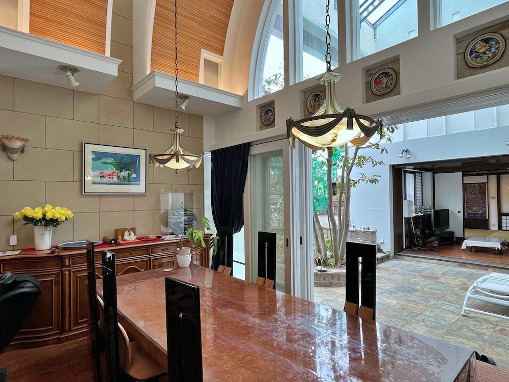 鎌倉市腰越の売買物件/ダイニング｜天井を見上げると聖なるアーチが広がります