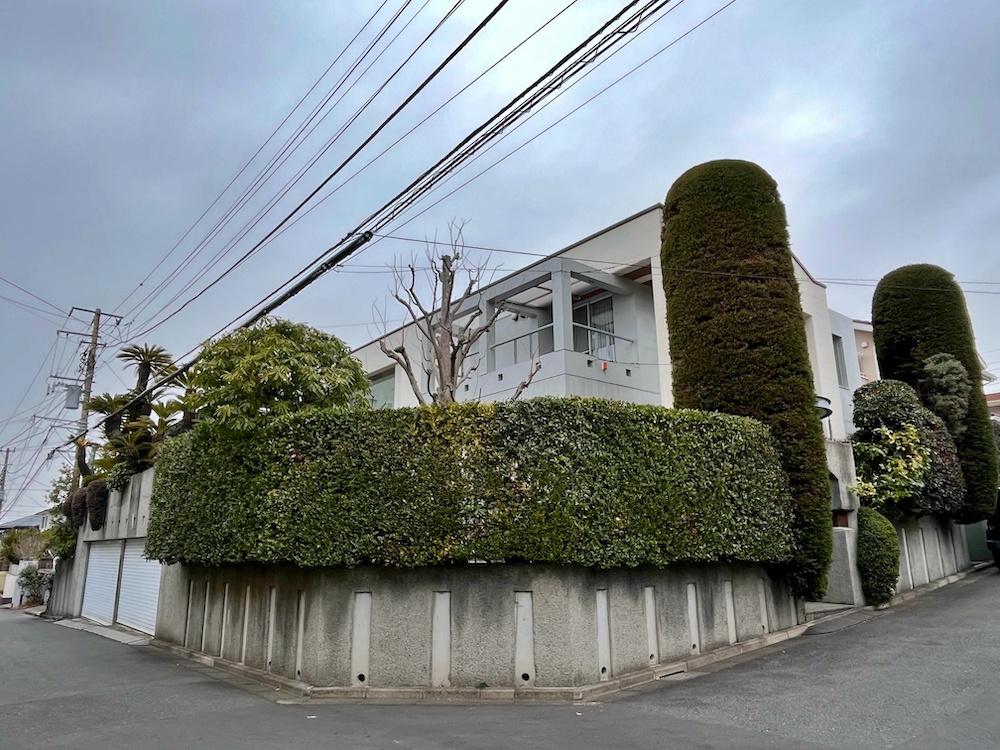 鎌倉市腰越の売買物件/外観｜現在はこってりした植栽ですので、もう少し自分たちらしくアレンジてみたい