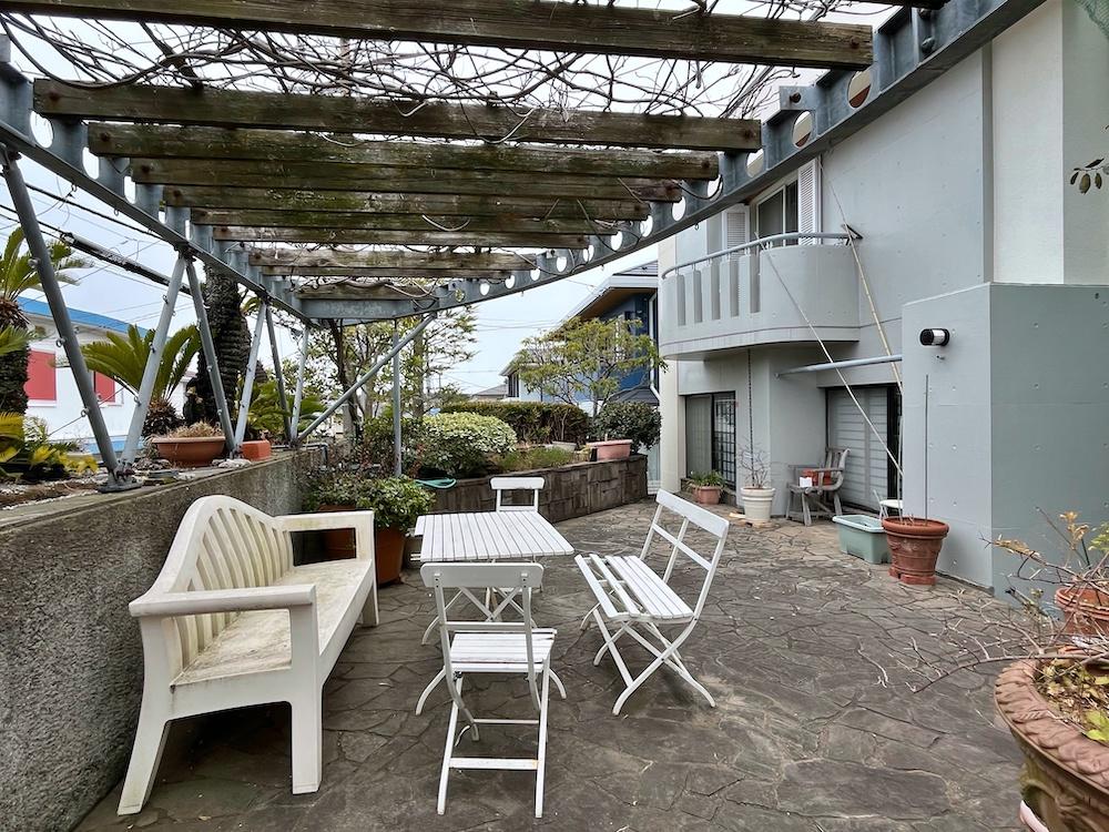 鎌倉市腰越の売買物件/庭の藤棚テラスは良いティータイムが楽しめそうです