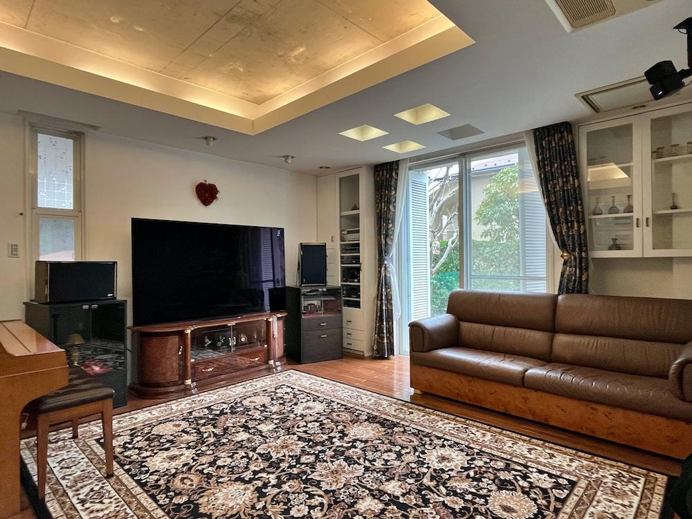 鎌倉市腰越の売買物件/1階リビング｜天井には照明やスピーカーが仕込まれています