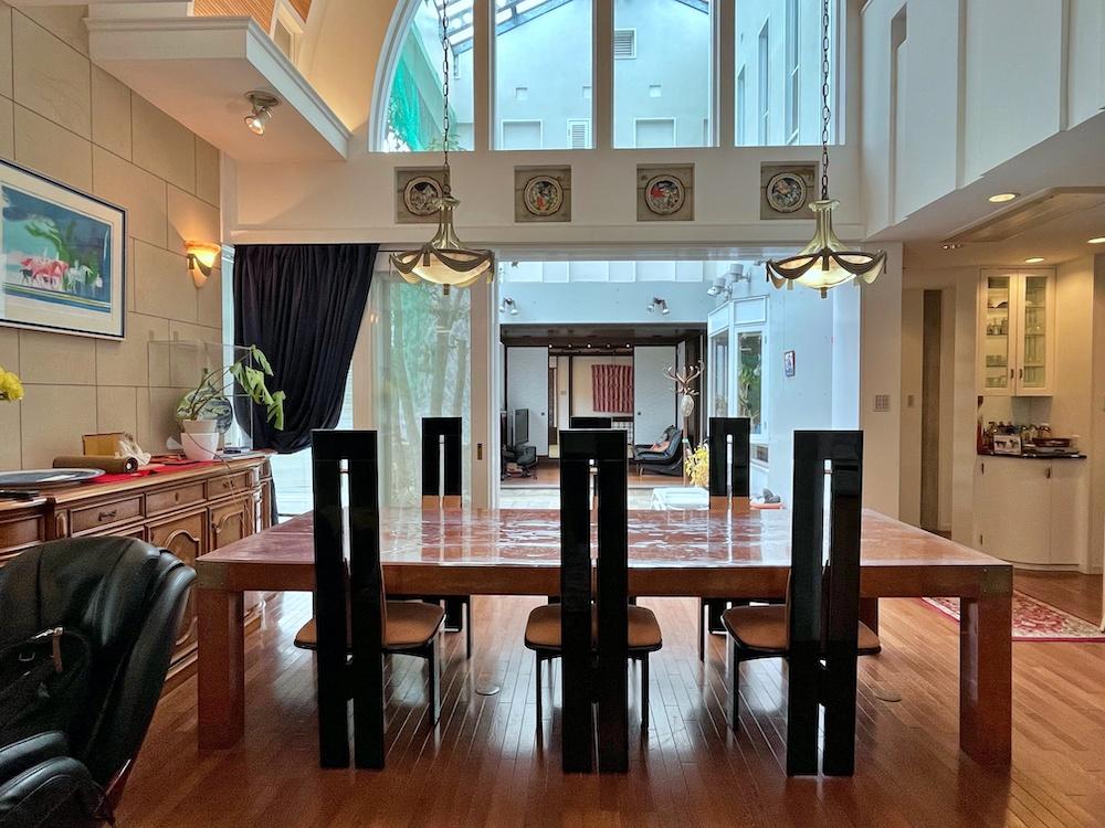 鎌倉市腰越の売買物件/ダイニング｜テーブルや椅子もオリジナルにデザインされたもので、統一感のある空間が生み出されています