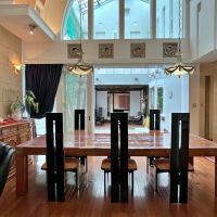 鎌倉市腰越の売買物件/ダイニング｜テーブルや椅子もオリジナルにデザインされたもので、統一感のある空間が生み出されています