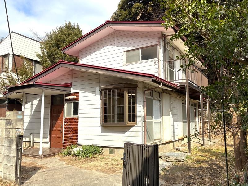 鎌倉市長谷五丁目の賃貸物件/昭和46年に建てられた一軒家。裏には山があります