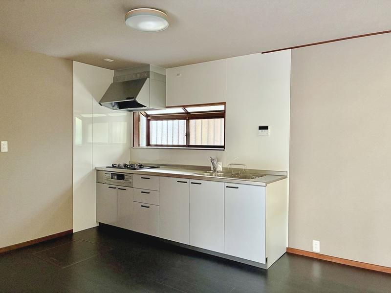 鎌倉市長谷五丁目の賃貸物件/キッチン。窓もあっていい雰囲気です