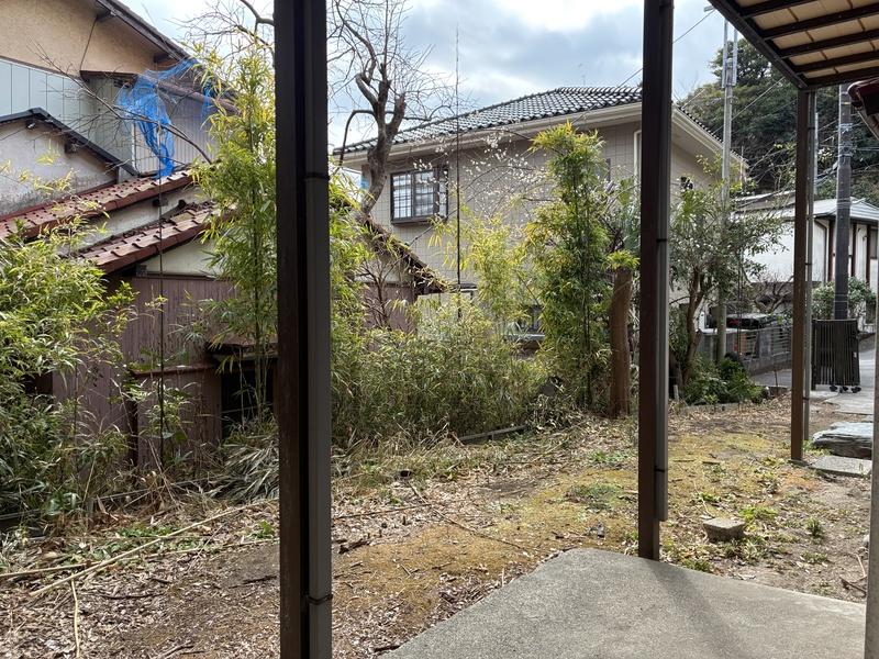 鎌倉市長谷五丁目の賃貸物件/リビングから出ることもできる庭の部分。花を植えるなどはOKです