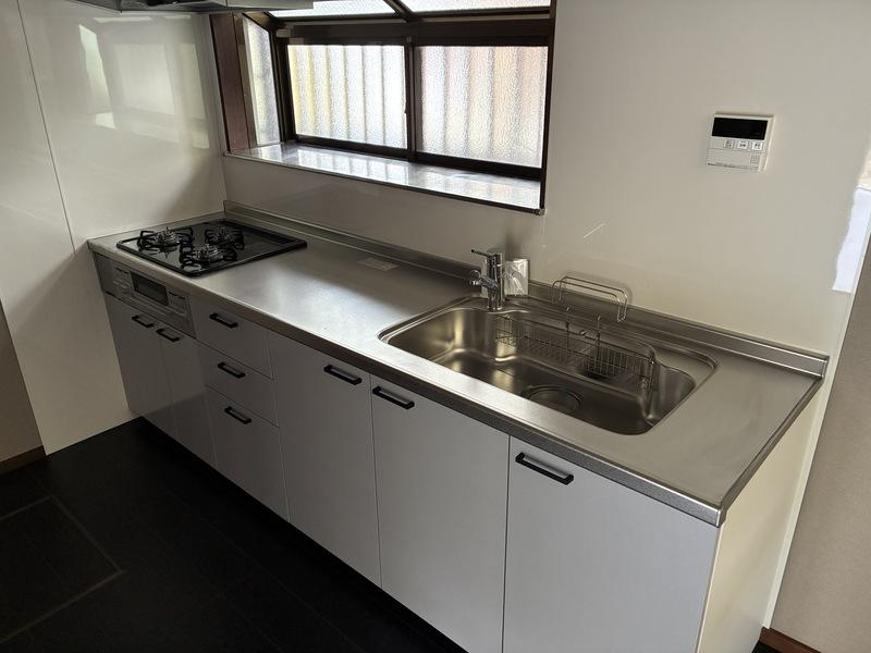 鎌倉市長谷五丁目の賃貸物件/キッチンは3口ガスコンロ（プロパンガス）です