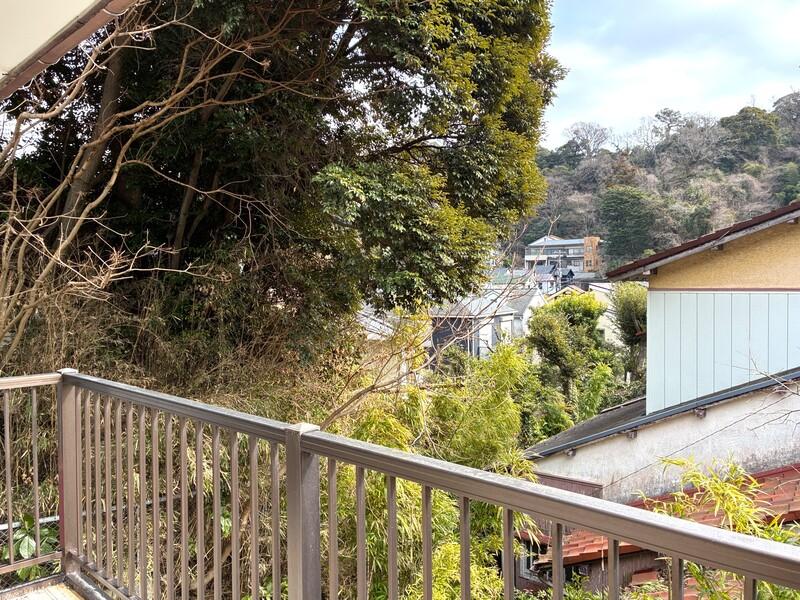 鎌倉市長谷五丁目の賃貸物件/バルコニーにいると、遠くに山が見え鳥の声が聞こえます