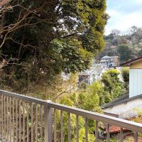 鎌倉市長谷五丁目の賃貸物件/バルコニーにいると、遠くに山が見え鳥の声が聞こえます
