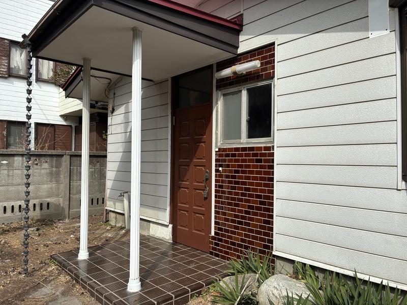 鎌倉市長谷五丁目の賃貸物件/玄関周りも昭和な雰囲気です