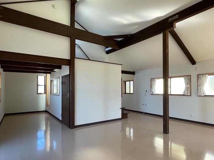鎌倉市大船の売買物件/２階は白い壁に柱、梁の現し