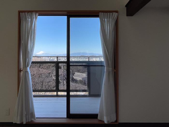 鎌倉市大船の売買物件/２階の窓からも富士山。冬の早朝は赤く焼ける富士が見られるそう