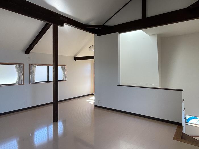 鎌倉市大船の売買物件/階段上のトップライトからの光がやさしく入ります